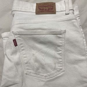 size 31 straight leg Levi’s white jeans